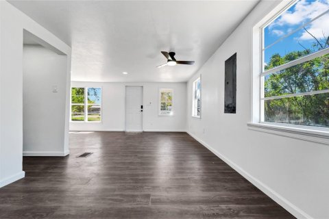 House in Orlando, Florida 4 bedrooms, 147.53 sq.m. № 2123398 - photo 21