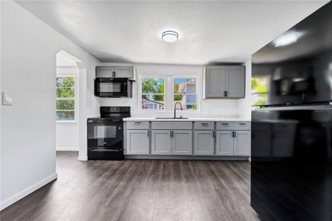 House in Orlando, Florida 4 bedrooms, 147.53 sq.m. № 2123398 - photo 12