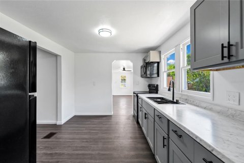 House in Orlando, Florida 4 bedrooms, 147.53 sq.m. № 2123398 - photo 14