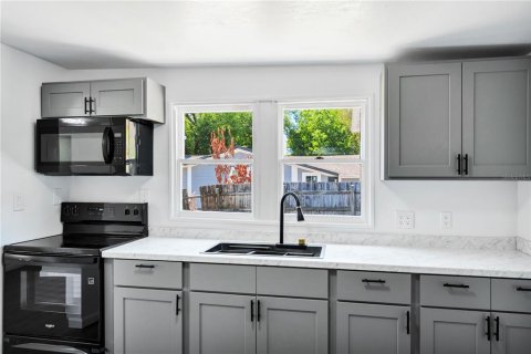 House in Orlando, Florida 4 bedrooms, 147.53 sq.m. № 2123398 - photo 13