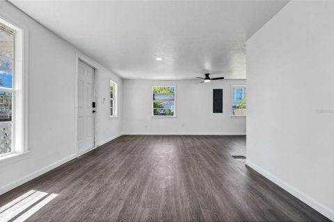 House in Orlando, Florida 4 bedrooms, 147.53 sq.m. № 2123398 - photo 20