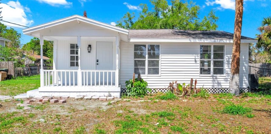 House in Orlando, Florida 4 bedrooms, 147.53 sq.m. № 2123398