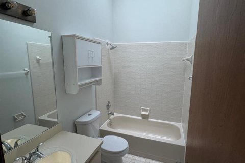 Townhouse in Kissimmee, Florida 2 bedrooms, 105.35 sq.m. № 2242329 - photo 10