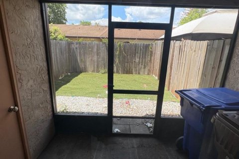 Townhouse in Kissimmee, Florida 2 bedrooms, 105.35 sq.m. № 2242329 - photo 15