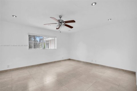 Condominio en alquiler en Hollywood, Florida, 2 dormitorios, 105.07 m2 № 1952089 - foto 16