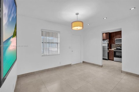 Condominio en alquiler en Hollywood, Florida, 2 dormitorios, 105.07 m2 № 1952089 - foto 8
