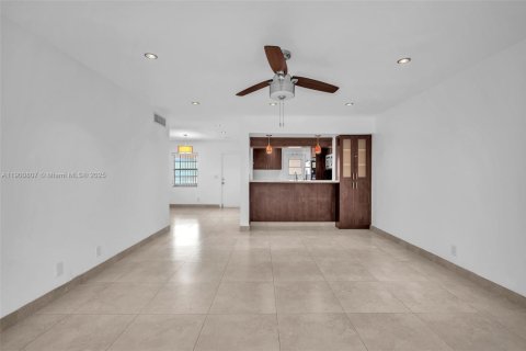Condominio en alquiler en Hollywood, Florida, 2 dormitorios, 105.07 m2 № 1952089 - foto 13
