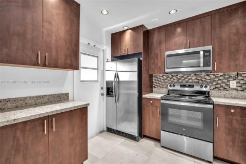 Condominio en alquiler en Hollywood, Florida, 2 dormitorios, 105.07 m2 № 1952089 - foto 2