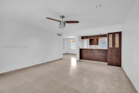 Condominio en alquiler en Hollywood, Florida, 2 dormitorios, 105.07 m2 № 1952089 - foto 12