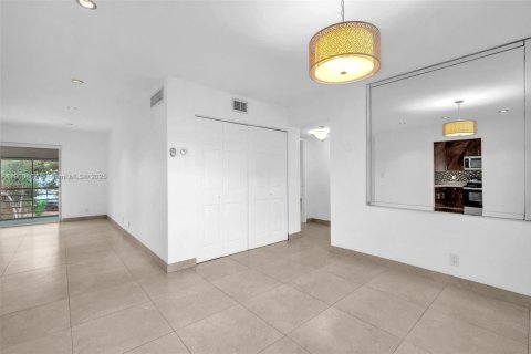 Condominio en alquiler en Hollywood, Florida, 2 dormitorios, 105.07 m2 № 1952089 - foto 6