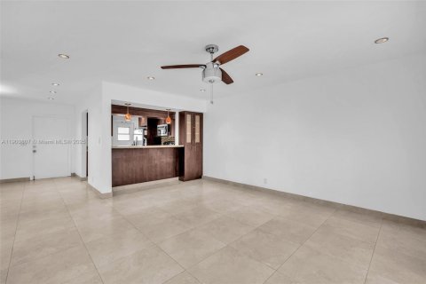 Condominio en alquiler en Hollywood, Florida, 2 dormitorios, 105.07 m2 № 1952089 - foto 14