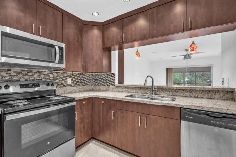 Condominio en alquiler en Hollywood, Florida, 2 dormitorios, 105.07 m2 № 1952089 - foto 1