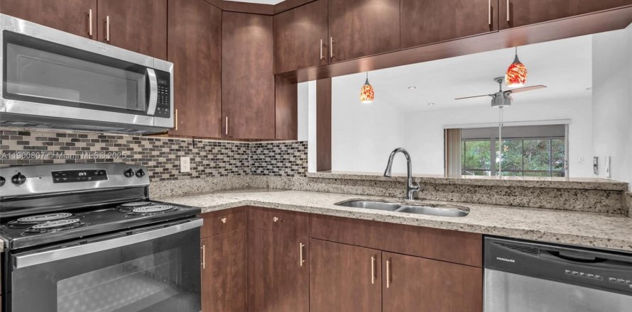 Condominio en Hollywood, Florida, 2 dormitorios  № 1952089
