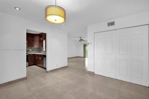 Condominio en alquiler en Hollywood, Florida, 2 dormitorios, 105.07 m2 № 1952089 - foto 7