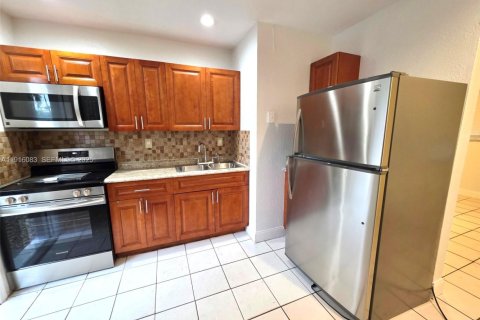 Villa ou maison à louer à Miami, Floride: 2 chambres, 176.05 m2 № 1987354 - photo 4