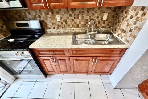 Villa ou maison à louer à Miami, Floride: 2 chambres, 176.05 m2 № 1987354 - photo 7