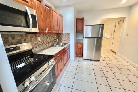 Villa ou maison à louer à Miami, Floride: 2 chambres, 176.05 m2 № 1987354 - photo 5