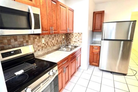 Villa ou maison à louer à Miami, Floride: 2 chambres, 176.05 m2 № 1987354 - photo 6