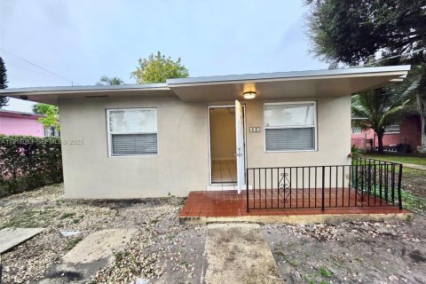 Villa ou maison à louer à Miami, Floride: 2 chambres, 176.05 m2 № 1987354 - photo 1