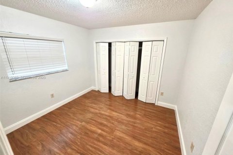 Villa ou maison à louer à Miami, Floride: 2 chambres, 176.05 m2 № 1987354 - photo 10