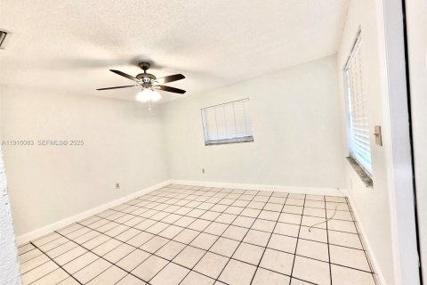 Villa ou maison à louer à Miami, Floride: 2 chambres, 176.05 m2 № 1987354 - photo 8