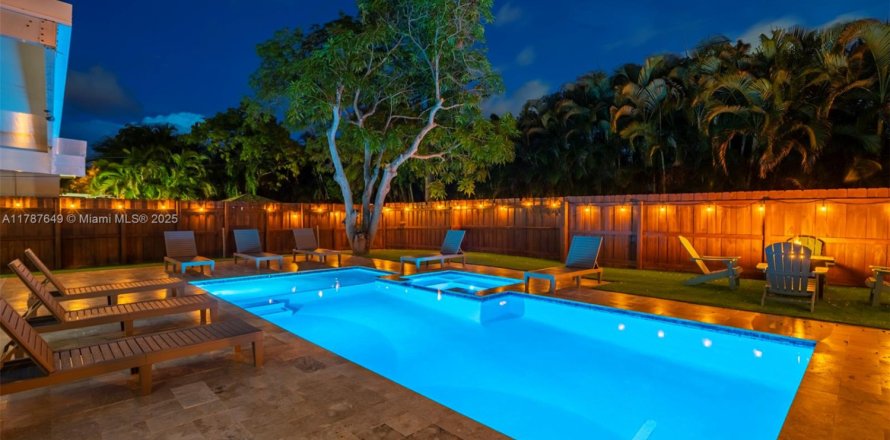 House in Hollywood, Florida 4 bedrooms, 150.13 sq.m. № 1862305