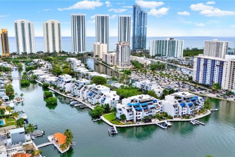 Купить кондоминиум в Санни-Айлс-Бич, Флорида 3 спальни, 232.26м2, № 2009598 - фото 2