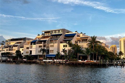 Купить кондоминиум в Санни-Айлс-Бич, Флорида 3 спальни, 232.26м2, № 2009598 - фото 3