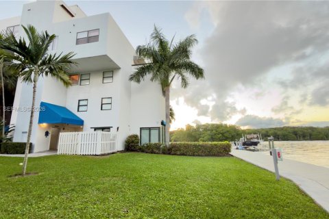 Купить кондоминиум в Санни-Айлс-Бич, Флорида 3 спальни, 232.26м2, № 2009598 - фото 22