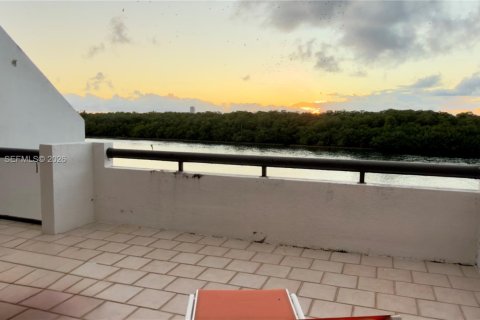 Купить кондоминиум в Санни-Айлс-Бич, Флорида 3 спальни, 232.26м2, № 2009598 - фото 20