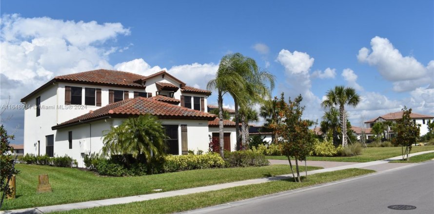 Casa en Ave Maria, Florida 5 dormitorios, 392.6 m2 № 1331077