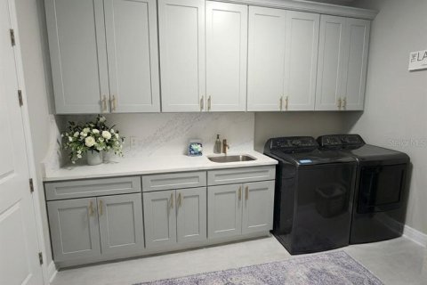 House in Wesley Chapel, Florida 6 bedrooms, 506.5 sq.m. № 2221500 - photo 13
