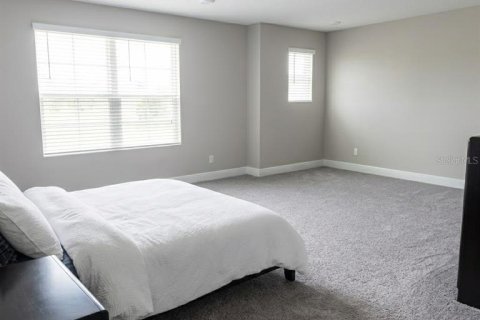 House in Wesley Chapel, Florida 6 bedrooms, 506.5 sq.m. № 2221500 - photo 15