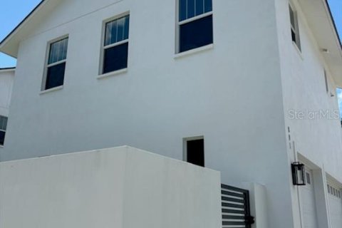 Apartamento en alquiler en Saint Petersburg, Florida, 1 dormitorio, 70.05 m2 № 1354042 - foto 1