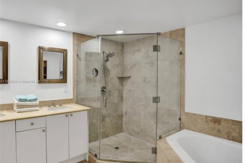Condo in Hallandale Beach, Florida, 2 bedrooms  № 1944229 - photo 4