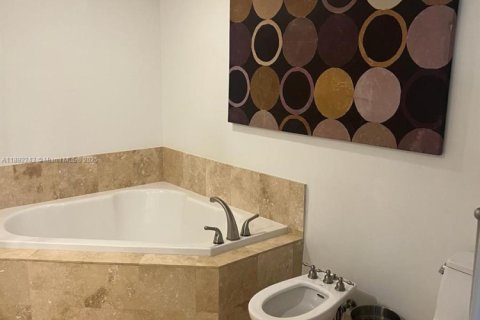 Condo in Hallandale Beach, Florida, 2 bedrooms  № 1944229 - photo 13