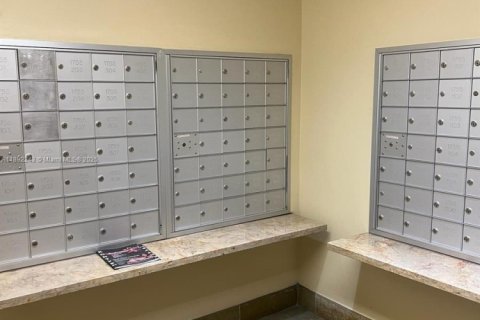 Condo in Hallandale Beach, Florida, 2 bedrooms  № 1944229 - photo 6