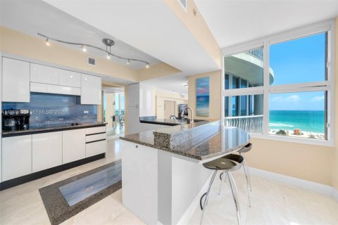 Condominio en alquiler en Miami Beach, Florida, 3 dormitorios, 215.53 m2 № 2058334 - foto 4