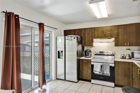 Villa ou maison à vendre à Miami, Floride: 3 chambres, 132.39 m2 № 2014202 - photo 6