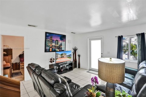 Villa ou maison à vendre à Miami, Floride: 3 chambres, 132.39 m2 № 2014202 - photo 12