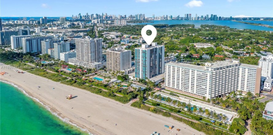 Condominio en Miami Beach, Florida, 2 dormitorios  № 1952034