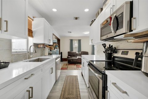 House in Fort Lauderdale, Florida 2 bedrooms, 84.36 sq.m. № 1872427 - photo 2