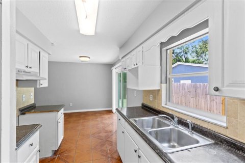 House in Apopka, Florida 4 bedrooms, 173.36 sq.m. № 2213442 - photo 8