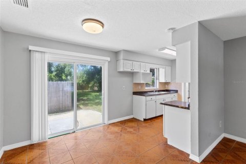 House in Apopka, Florida 4 bedrooms, 173.36 sq.m. № 2213442 - photo 9
