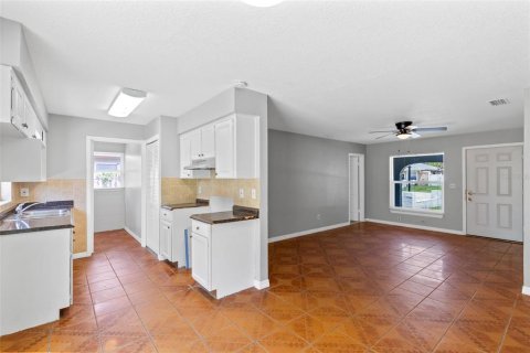 House in Apopka, Florida 4 bedrooms, 173.36 sq.m. № 2213442 - photo 10