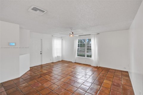 House in Cutler Bay, Florida 3 bedrooms, 127.18 sq.m. № 1897416 - photo 17