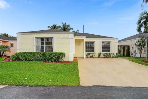 House in Cutler Bay, Florida 3 bedrooms, 127.18 sq.m. № 1897416 - photo 1