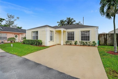 House in Cutler Bay, Florida 3 bedrooms, 127.18 sq.m. № 1897416 - photo 2