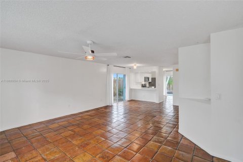 House in Cutler Bay, Florida 3 bedrooms, 127.18 sq.m. № 1897416 - photo 15