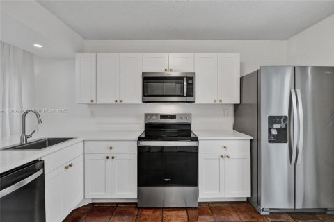 House in Cutler Bay, Florida 3 bedrooms, 127.18 sq.m. № 1897416 - photo 5